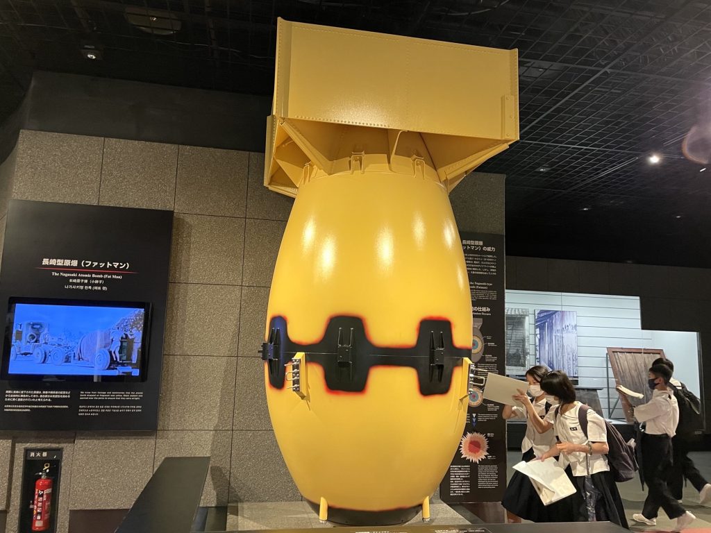 1945年8月9日、米国の爆撃機が長崎上空で投下したプルトニウム爆弾・コードネーム「ファットマン」。長崎原爆資料館にて展示のレプリカをみる学生たち（ANJ）