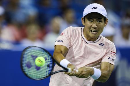 日本の西岡良仁がシティ・オープン準決勝のアンドレイ・ルブレフ戦でボールを打ち返している。2022年8月6日、ワシントンDCのロック・クリーク・テニスセンターにて。（AFP通信）