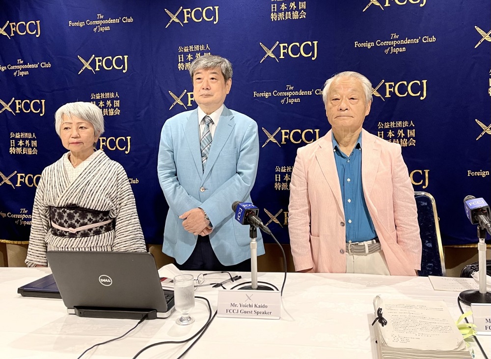 右から脱原発弁護団全国連絡会・共同代表の河合弘之弁護士と海渡雄一弁護士、東電株主代表訴訟の木村結衣事務局長(ANJ)