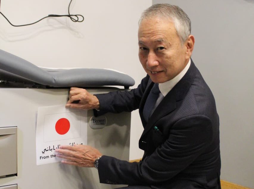 在レバノン日本国大使大久保武氏が日本の資金提供によるプロジェクトを立ち上げ。このプロジェクトにより、バークリーン医療センターの総合診療部門に高度な医療機器が導入された。（提供）