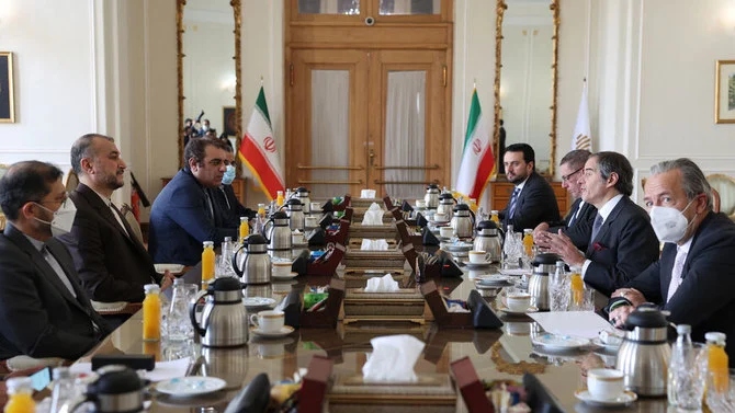 IAEAのラファエル・グロッシ事務局長と会談するイランのホセイン・アミラブドラヒアン外相。2022年3月5日、イランのテヘラン。（AFP）