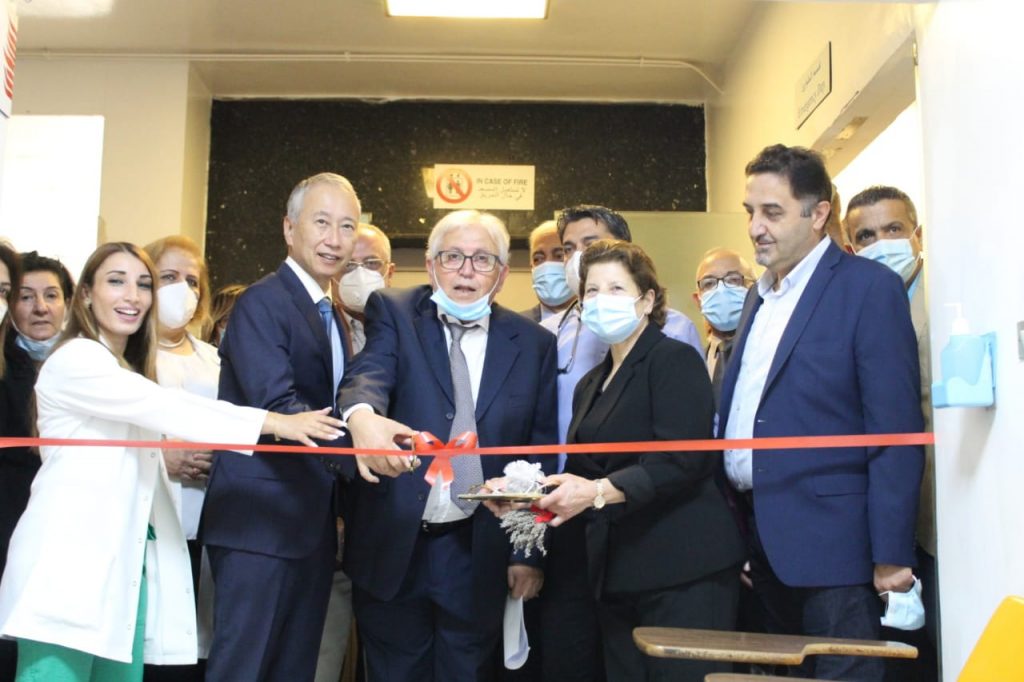 在レバノン日本国大使の大久保武氏とバークリーン医療センターのマネージャー、アクラム・アボウ・アヤシュ氏が日本の資金提供によるプロジェクトを立ち上げ。このプロジェクトにより、レバノンのバークリン医療センターに高度な医療機器が導入された。（提供）