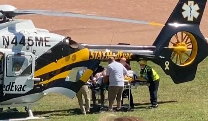 ホラティオ・ゲイツ氏提供の動画から切り出された静止画では、サルマン・ラシュディ氏がショートカで刺された後、ショトーカ・インスティテュート付近で医療搬送用ヘリに載せられている姿が確認できる。（AFP通信）