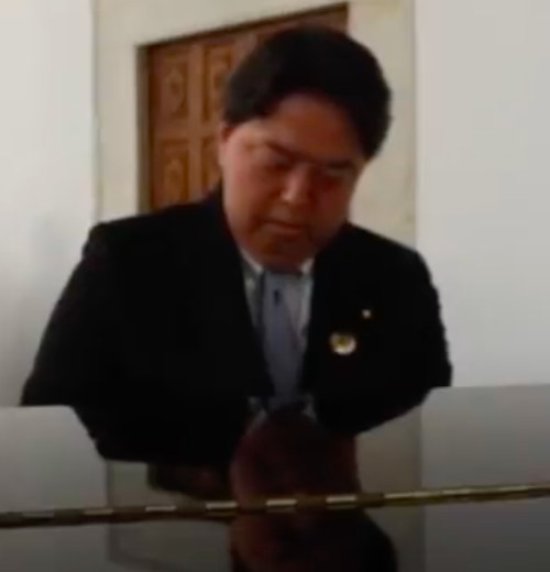 チュニジアで開催された第8回アフリカ開発会議（TICAD-8）会場でピアノを演奏する日本の林芳正外務大臣、2022年8月27日（スクリーンショット/アル・アラビーヤ）
