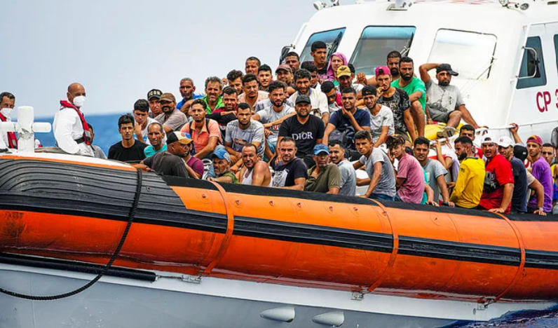 地中海に浮かぶイタリア領ランペドゥーサ島の南西で救助された後、イタリア沿岸警備隊の船に乗った移民ら。（写真提供：AP）
