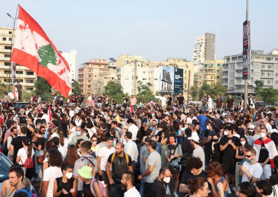 2022年8月4日、死者が出たベイルート港の爆発事故から2年目を迎え、集まったレバノンの活動家たち。（ロイター）