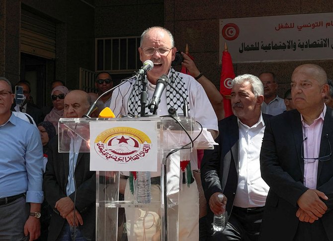 2022 年 6 月 16 日、チュニスで行われた国民のストライキでの中、チュニジア労働総同盟のヌールディン・タボウビ事務総長が組合の支持者に話しかける。 (ロイター)