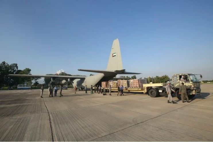 支援物資を運搬するために軍が軍用機を提供。(WAM)