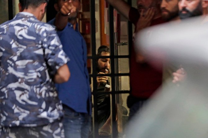 人質犯が国民的英雄であると広くみなされる事態は、金融崩壊に対するレバノン国民の絶望の深さを際立たせている。（AFP）