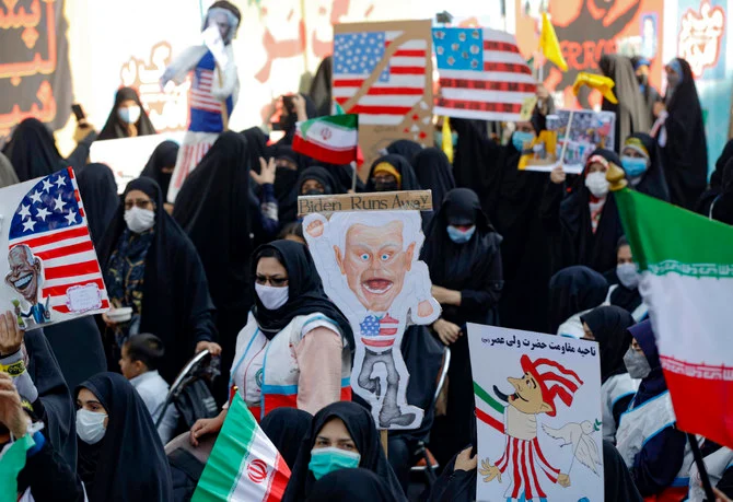 旧在テヘラン米国大使館の外で2021年11月4日に行われたデモで、バイデン米大統領を嘲笑するイラン人。（AFP）