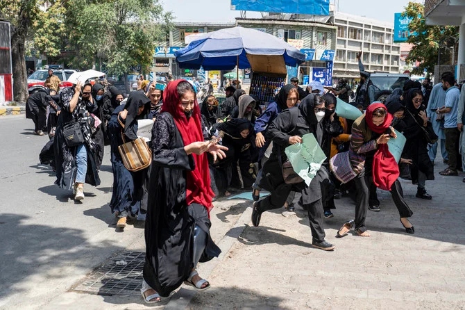 2022年8月13日、カブールで、タリバンの戦闘員によって追い散らされている、抗議するアフガニスタンの女性たち。（ワキル・コーザール/AFP）