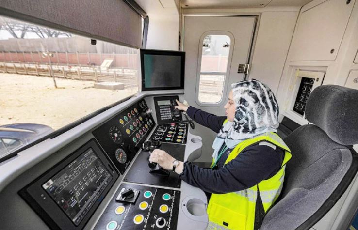 ヒンド・オマルさんは、2020年の統計によると14.3%の女性しか正規の仕事に就いていないエジプトにおける先駆者になりたいと思い、電車運転士になるため急いで申し込んだ。（AFP）