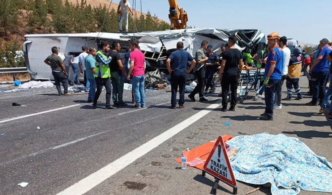 8月20日、トルコのガジアンテプとニジプ間の高速道路で発生したバス事故の現場で作業する救助隊と救急隊員たち。（ロイター）
