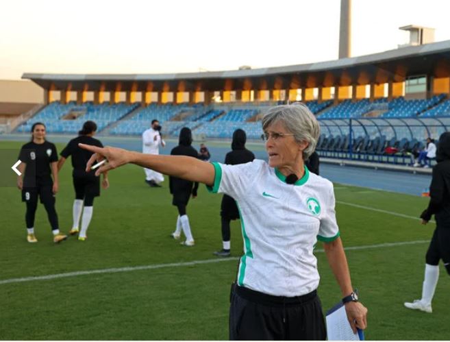 女子サッカーが解禁されてわずか数年後の2021年、トレーニングを指導するサウジアラビア女子サッカー監督のモニカ・シュタープ氏。（AFP）