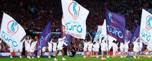 2022年7月31日、ロンドンのウェンブリー・スタジアムで開催されたサッカーUEFA欧州女子選手権2022決勝戦、イングランド対ドイツ戦を前に整列するチーム。(リンジー・パーナビー / AFP)