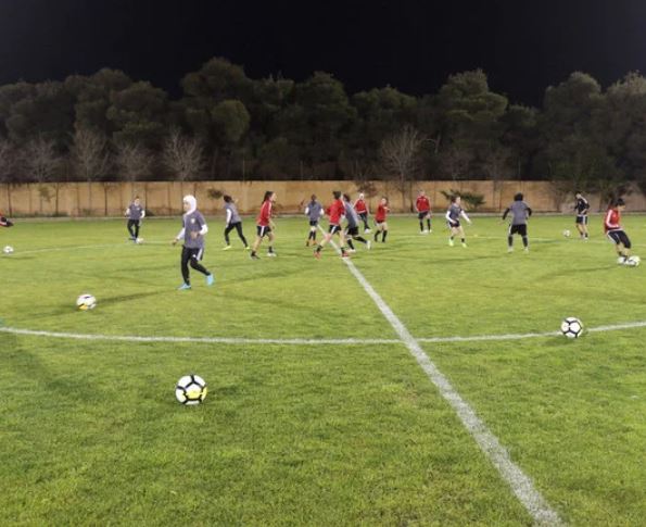 アンマンで実施されたトレーニングに参加するヨルダン女子サッカーチーム。（AFPファイル写真）