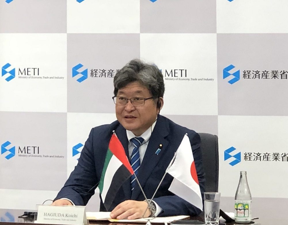 萩生田光一経産相とボーイング幹部は１日、東京都内で技術協力の合意書に署名した。萩生田氏は席上、「脱炭素化の潮流の中で、航空機にも技術革新が求められるなど大きな変革期にある」と述べ、ボーイングとの協力に期待を示した。