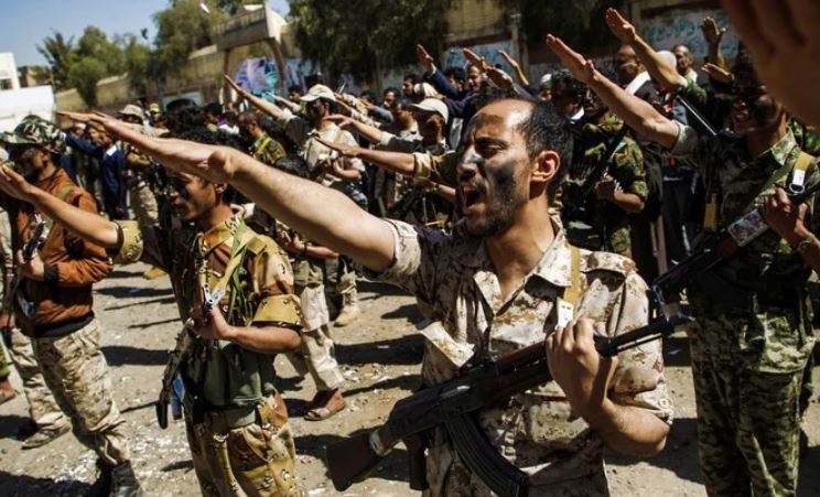 8月20日までの2日間、イランが支援するフーシ派は、イエメンの軍事拠点を迫撃砲で攻撃し、軍人を狙撃した。（AFPの資料写真）