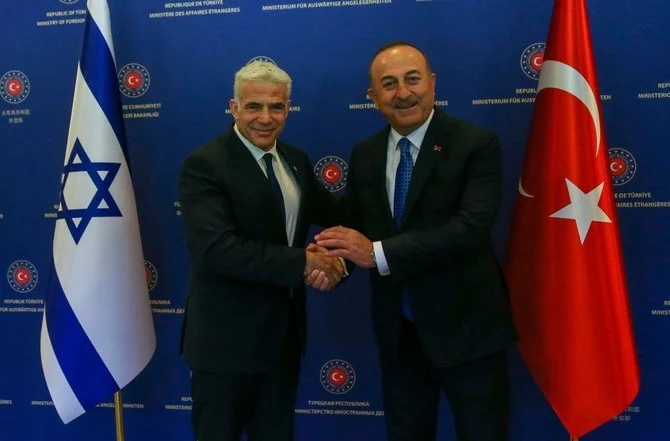 トルコのアンカラで会談するトルコのメヴリュット・チャヴシュオール外相とイスラエルのヤイール・ラピード外相。（ロイター）