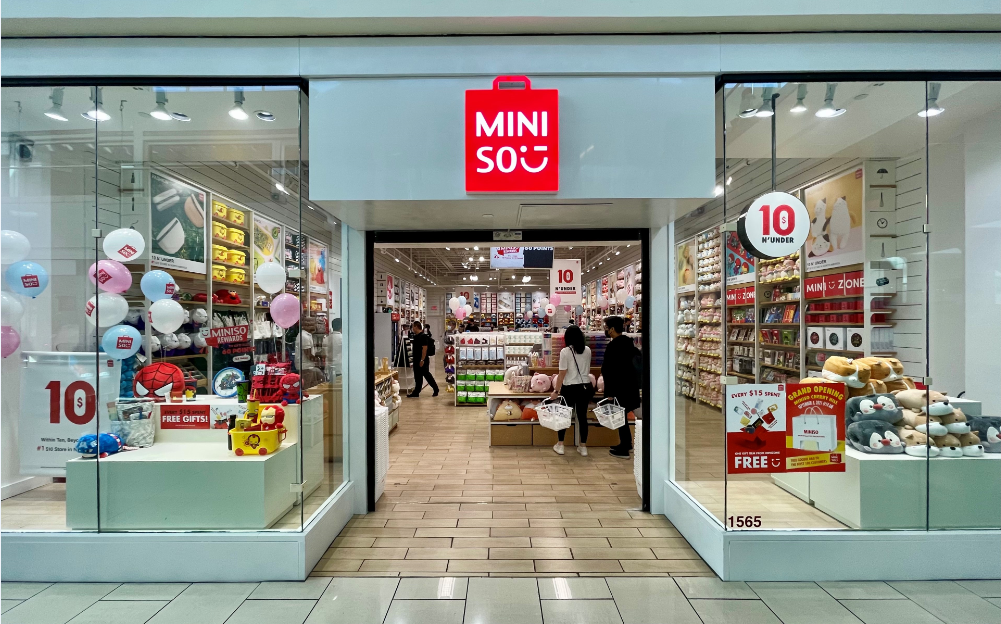 中国の小売業者MINISOグループは、自らを日本風ブランドとして宣伝したことを謝罪し、日本的要素を改めることを誓う。（MINISO）