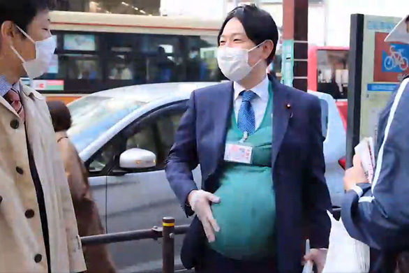 小倉氏と2人の男性議員が擬似的な「妊婦の腹」を装着したまま、日々の仕事をこなした（ブルームバーグ）