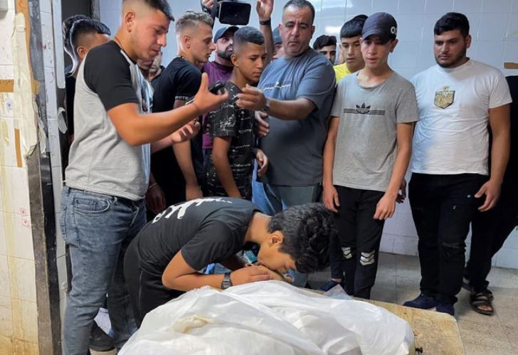 目撃者によると、ヨセフの墓を訪れるユダヤ人礼拝者を護衛するためにイスラエル軍が到着した際に衝突が発生し、銃撃されたパレスチナ人1人が死亡した。（ロイター）