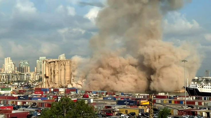 サイロの一部が崩壊して、膨大な量の粉末が空中に飛び散る瞬間を映像が捉えた。（AFP）