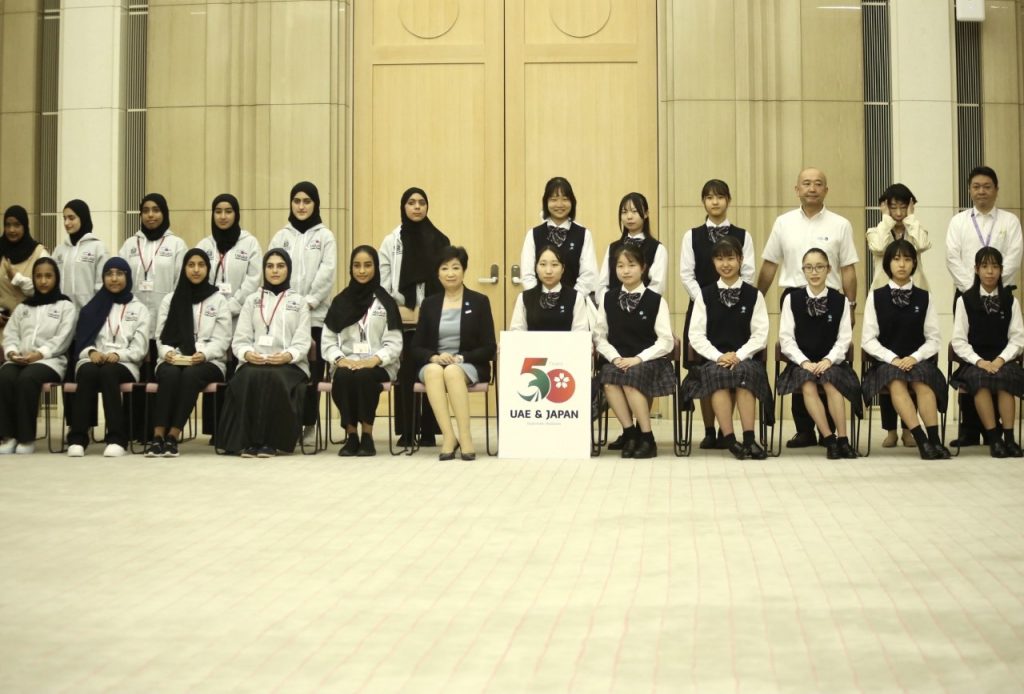 都庁で知事と面会したのは、UAEの高校生10人と日本の高校生10人。(ANJP)
