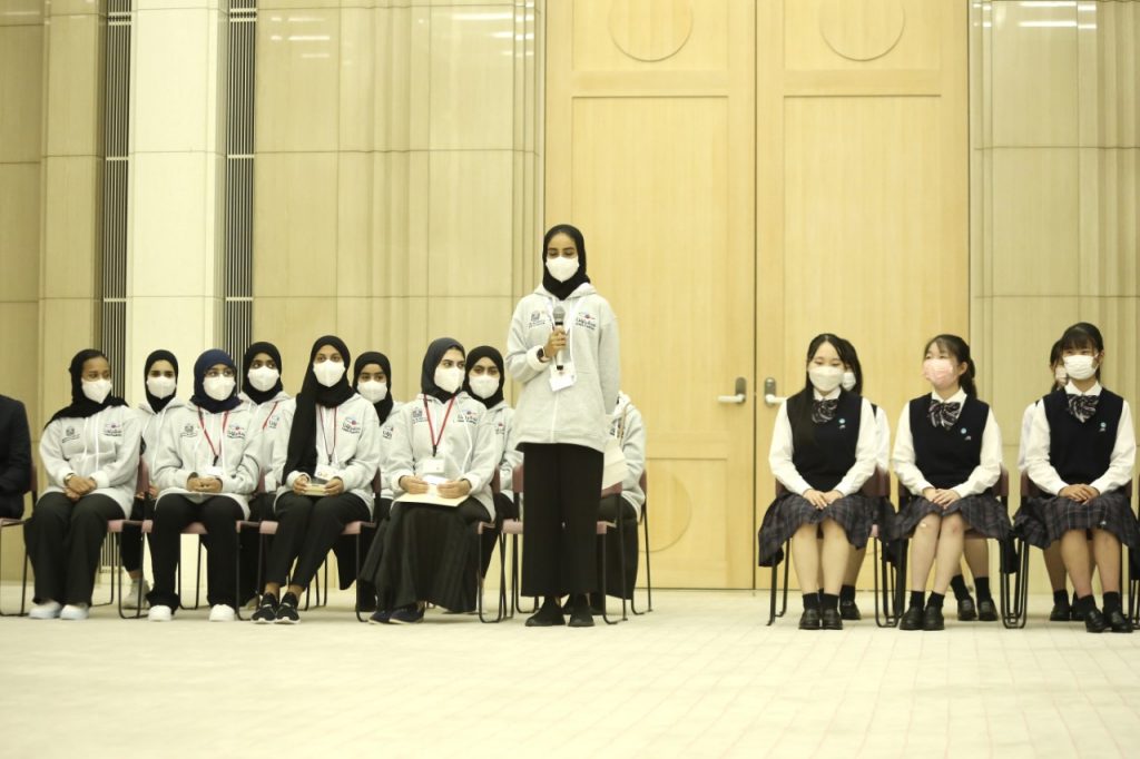 都庁で知事と面会したのは、UAEの高校生10人と日本の高校生10人。(ANJP)