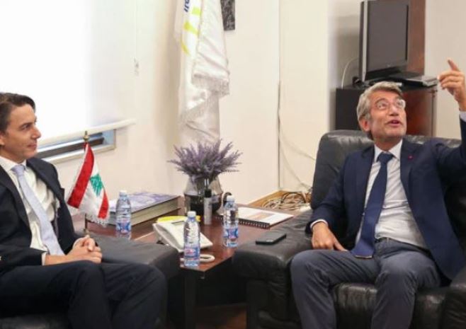 7月31日、ベイルートで会談するレバノンのワリード・ファイヤド暫定エネルギー相（右）と米国のアモス・ホッホシュタイン特使安全保障担当上級顧問。(AFP)