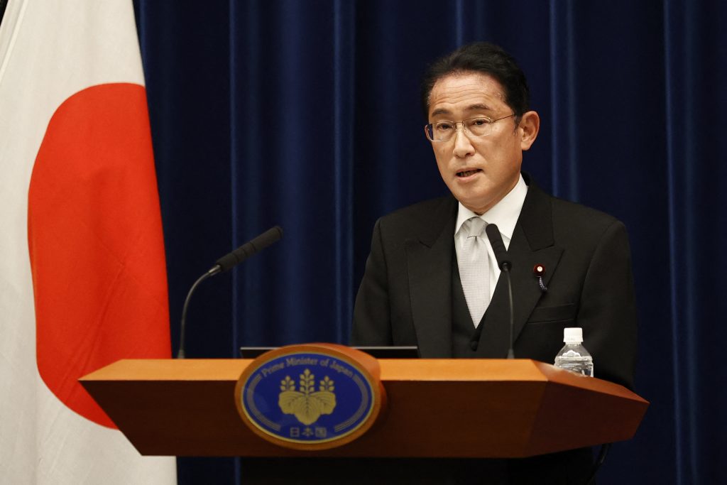 政府関係者やビジネスリーダーとの中央会議で演説する岸田氏. (AFP)