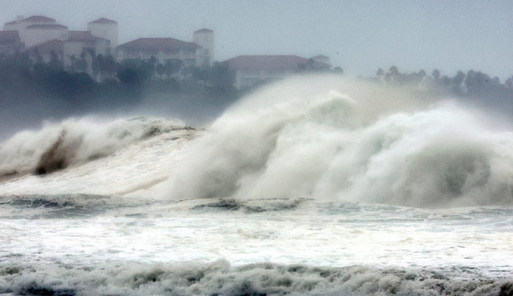 台風11号ヒンナムノーは、月曜日にはすでに大雨を伴い本島最西端の九州の一部を襲っていた（AFP）