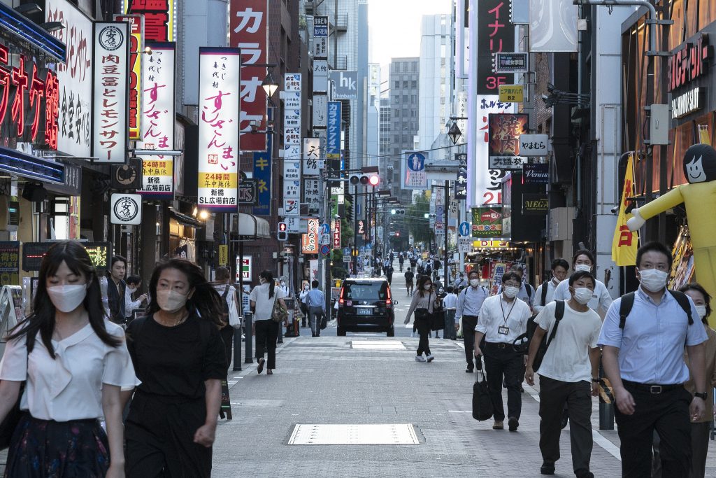 日本は先週、1日あたりの入国者数の上限を2万人から5万人に引き上げ、出国前に求められていた新型コロナウイルス感染症の検査を不要にした。（AFP）