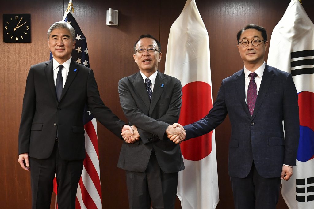 東京の外務省での会合で写真撮影のためポーズを取る船越健裕・外務省アジア太平洋局長（中央）、アメリカのソン・キム米国北朝鮮担当特別代表（左）、金健（キム・ゴン）韓国外交部朝鮮半島平和交渉本部長。2022年9月7日（AFP）