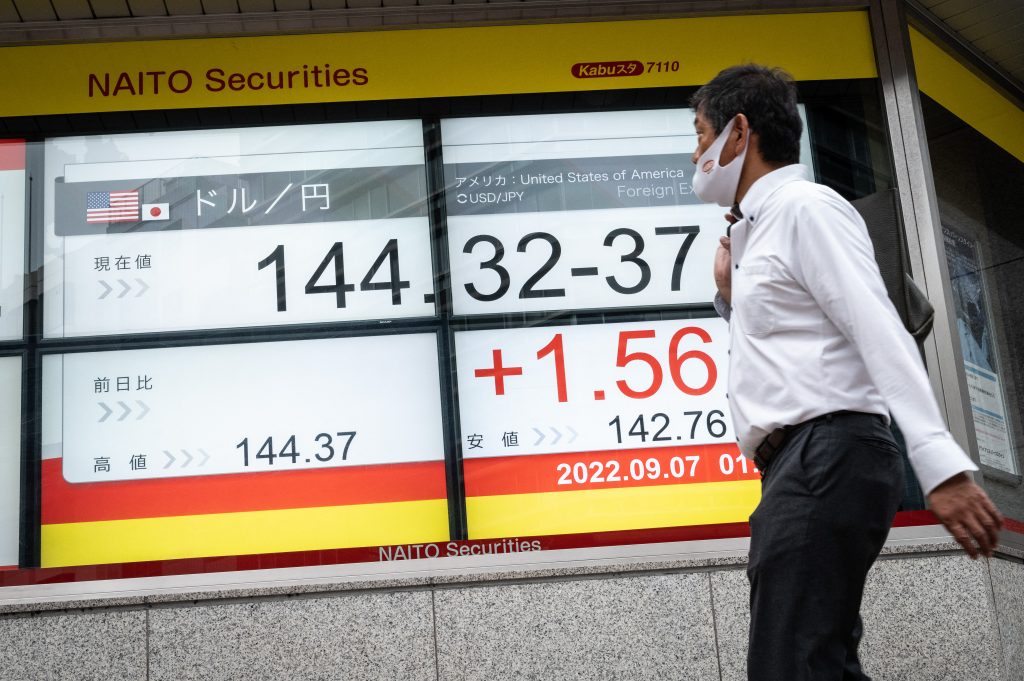 日本は、過度の外国為替の変動を食い止める手段として、為替市場に介入した。(AFP)