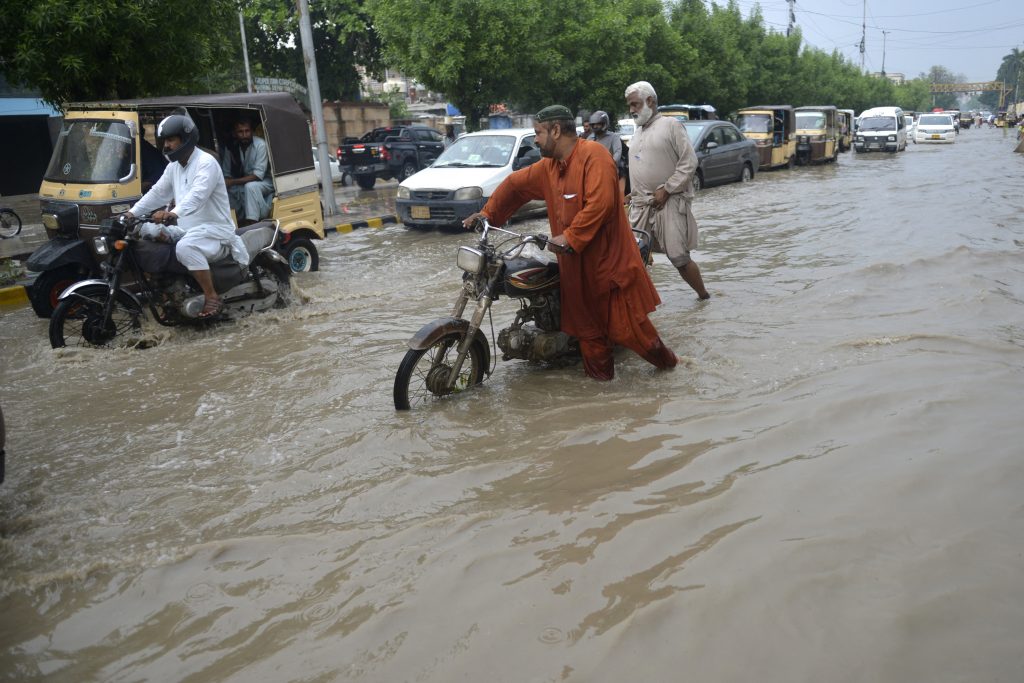パキスタン洪水被害に緊急無償資金協力700万ドル：日本政府 (AFP)