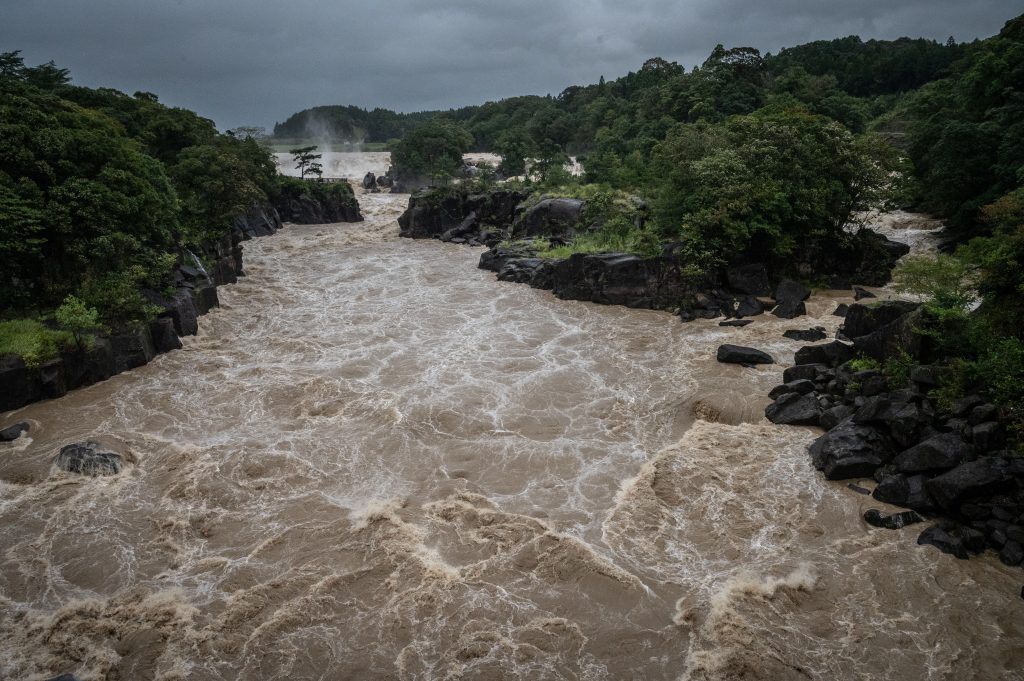 同庁は１７日夜に鹿児島県（奄美地方を除く）に出した暴風や波浪、高潮の特別警報を１９日午前８時までに警報や注意報に切り替えたり、解除したりした。(AFP)