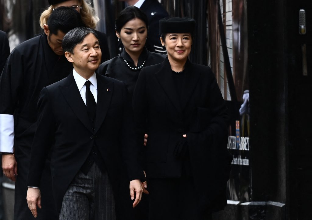 午前９時４５分すぎ、黒のモーニングに身を包んだ天皇陛下と、黒のドレスに帽子姿の皇后さまは、滞在先のホテルを出発。(AFP)