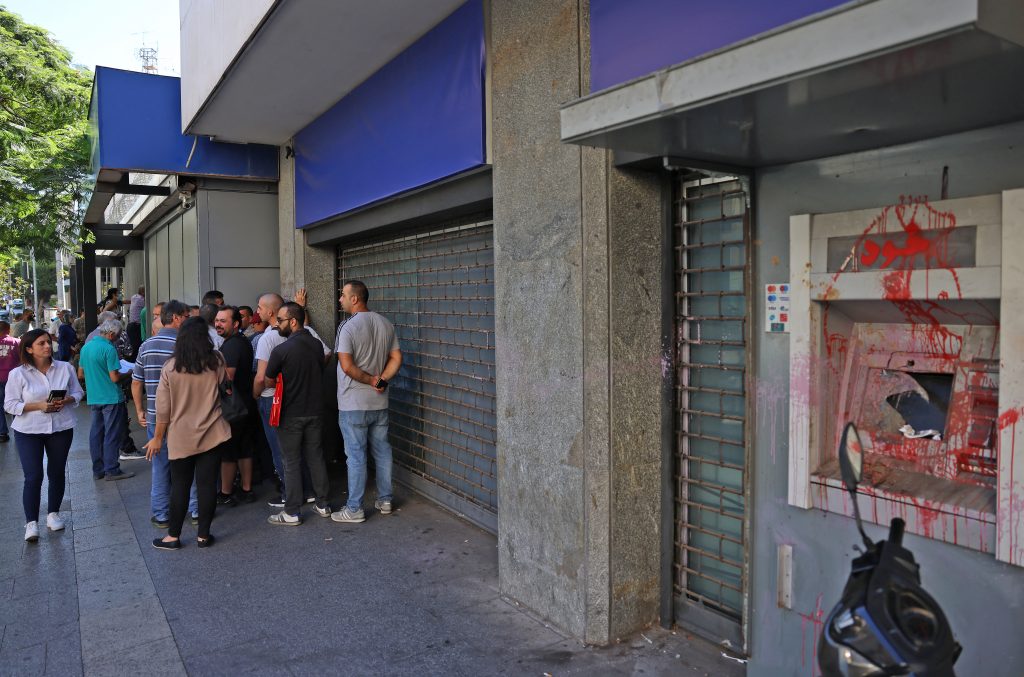 レバノンの銀行が1週間の閉鎖を経て一部再開した。(AFP)