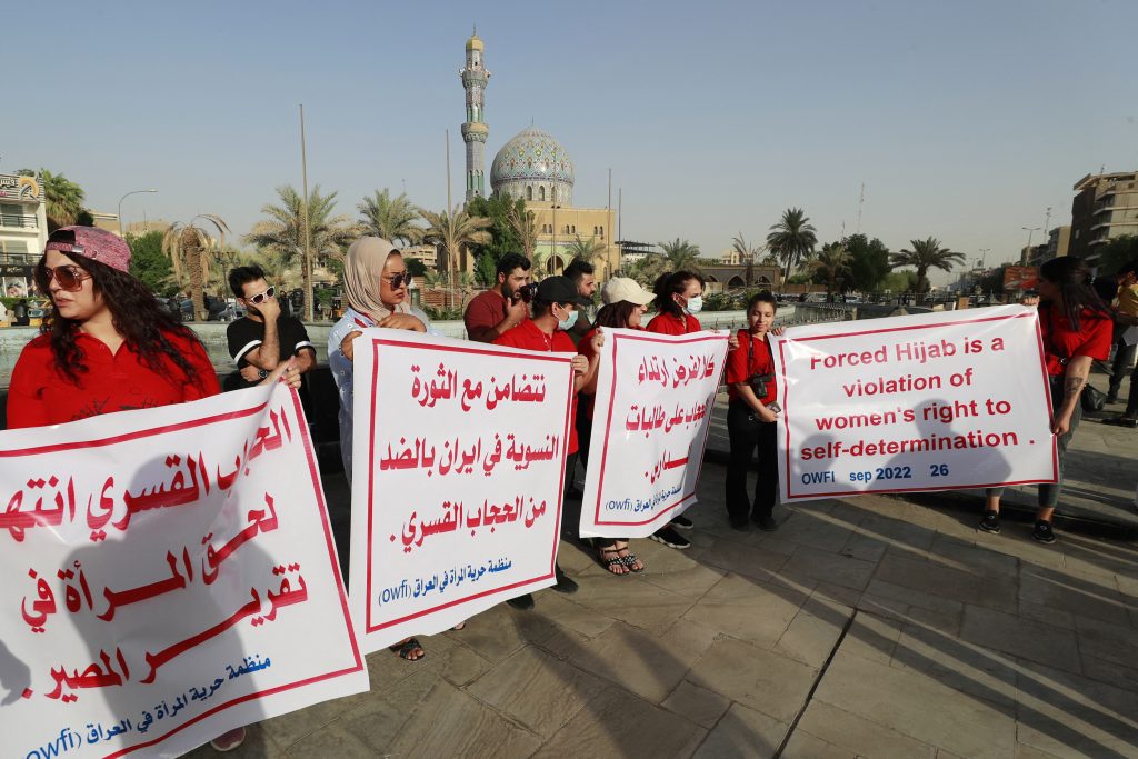 イランの若い女性が撃たれた。(AFP)