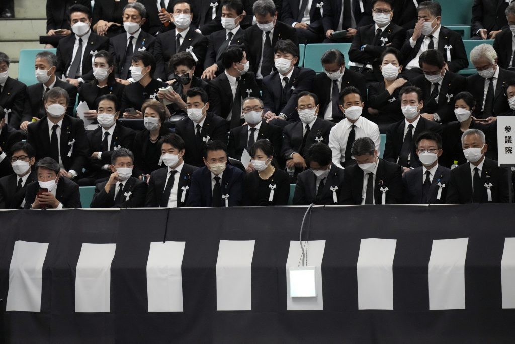 日本武道館で行われる日本の安倍晋三元首相の国葬への参列者が到着している。2022年9月27日、東京。（AFP）