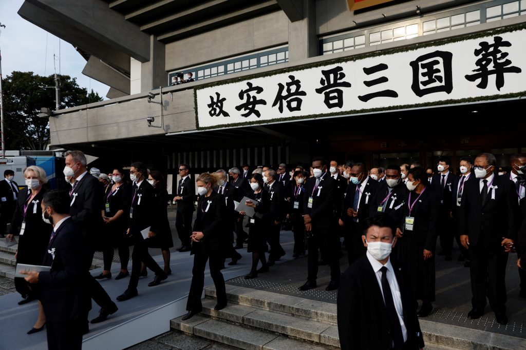 野党は安倍首相の国葬に出席しないかった。(AFP)