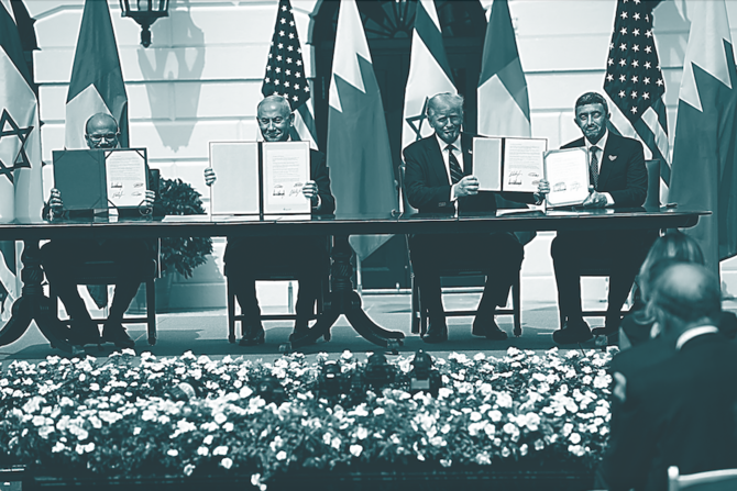 アブラハム合意に署名する、バーレーンのアブドゥルラティーフ・アル・ザヤーニ外相、イスラエルのベンヤミン・ネタニヤフ首相、米国のドナルド・トランプ大統領、UAEのアブダッラー・ビン・ザーイドアール・ナヒヤーン外相。2020年、ホワイトハウス。（AFP）