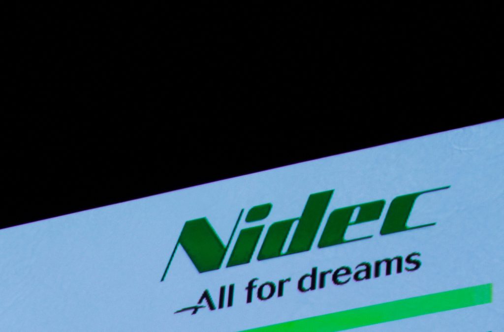 日本の東京で開かれた決算発表会見で日本電産株式会社（Nidec）のロゴが写されている。 （ファイル写真／ロイター）
