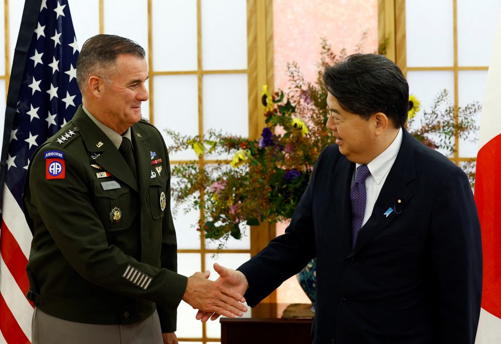  2022 年 9 月 9 日、東京で林芳正外務大臣と握手するチャールズ・A・フリン米太平洋陸軍司令官。（ファイル写真／ロイター）