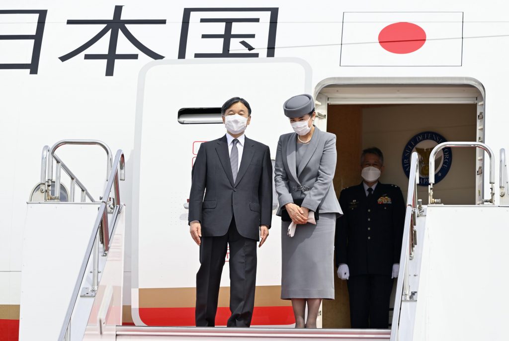 天皇、皇后両陛下は１７日午前、エリザベス女王の国葬に参列するため、羽田空港発の政府専用機で英国に出発された。両陛下の外国訪問は即位後初めて。２０日午後に帰国する。(File/Kyodo News via AP)