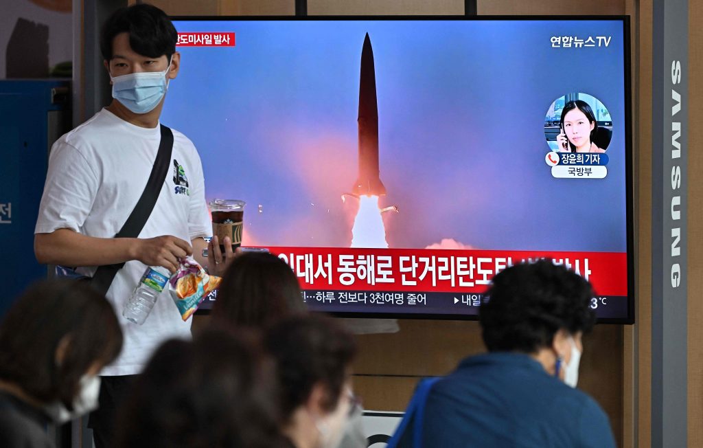 ソウルの駅で人々が、北朝鮮のミサイル実験の資料映像が入ったニュース番組を映すテレビ画面を見ている（2022年9月25日撮影）。（資料写真/AFP）