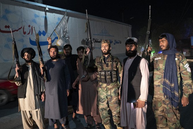 カブールの旧米国大使館付近で、アフガニスタンからの米軍撤退1周年を祝うタリバンの戦闘員たち。(File/AFP)