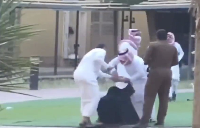 サウジアラビアは、ハミース・ムシャイトの孤児院において治安部隊が女性たちに暴行を加える様子を撮影したとされる動画についての調査を開始した。（スクリーンショット）