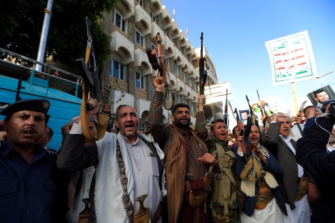 武装したフーシ派の民兵らが、サヌアで開かれた集会でスローガンを叫んでいる。（資料：AFP通信）